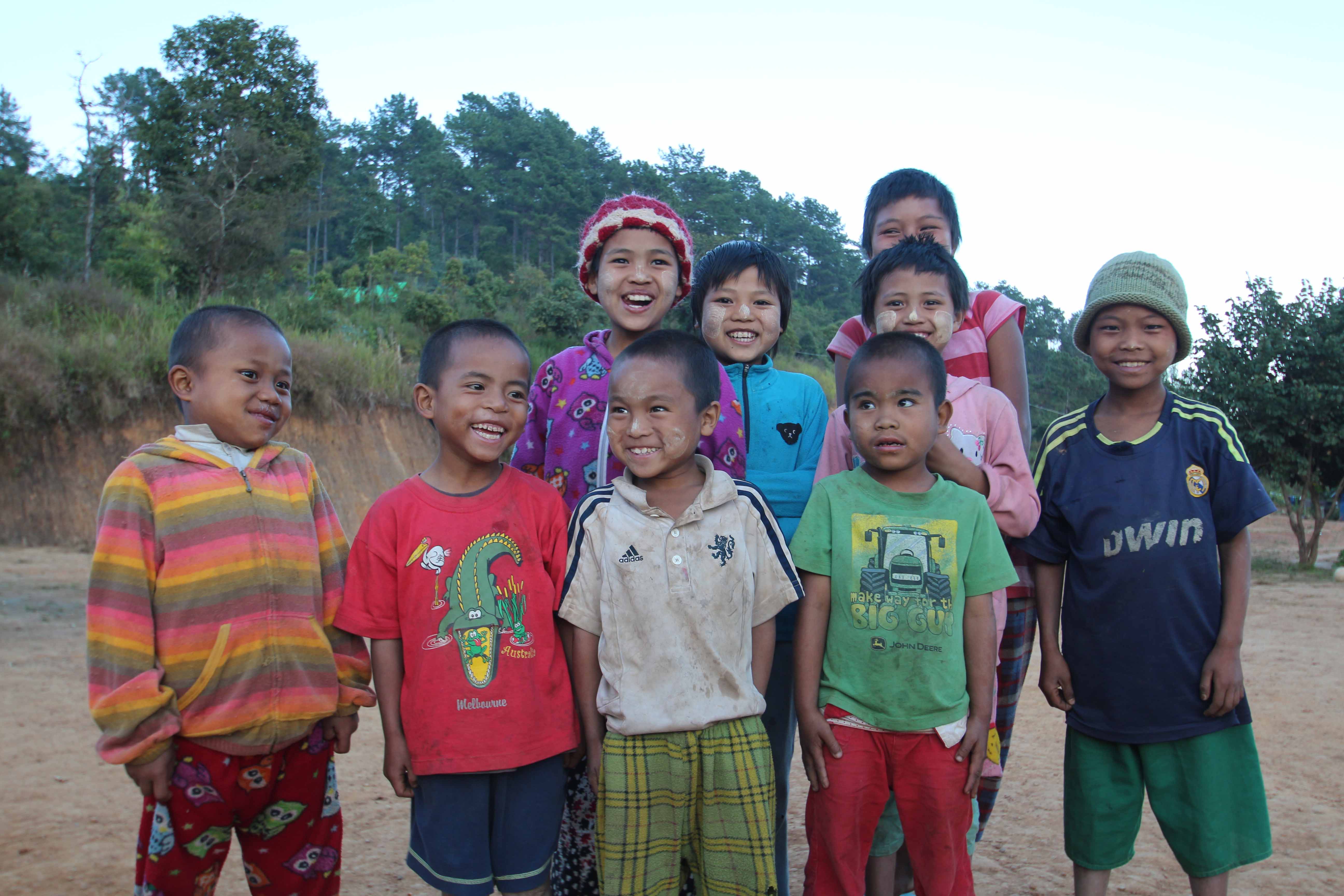 Waisenkinder in den Bergen nahe der Grenze zu Bangladesch